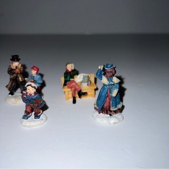 Cobblestone Corners 2002 Boat Dock + Christmas Village Figurines unbranded 27pcs - Picture 11 of 11